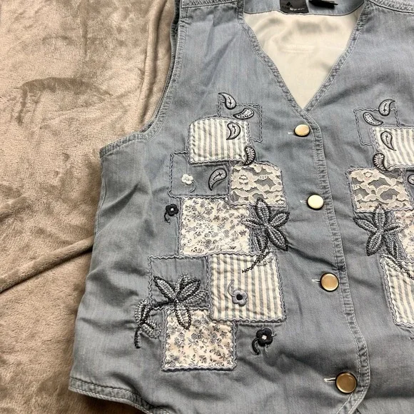 Liz wear Liz Claiborne Denim Western Vest Size M Blue Floral Patchwork Button - Picture 3 of 15